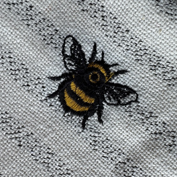 NWOT EMBROIDERED BEE TABLE RUNNER - Picture 6 of 6